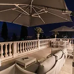 Διαμέρισμα Luxury Lake-front Catullo By Whale Homes *
