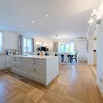 Διαμέρισμα Luxury Lake-front Catullo By Whale Homes