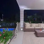 Luxury Lake-front Catullo By Whale Homes Διαμέρισμα *