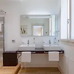 Διαμέρισμα Luxury Lake-front Catullo By Whale Homes *