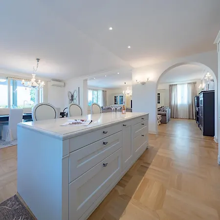 Luxury Lake-front Catullo By Whale Homes Apartment