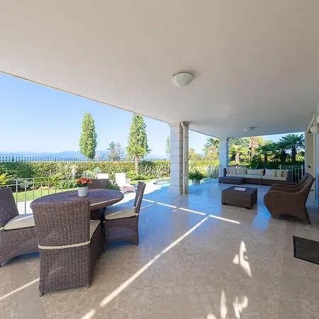 Apartment Luxury Lake-front Catullo By Whale Homes *
