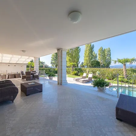 Luxury Lake-front Catullo By Whale Homes Apartment *
