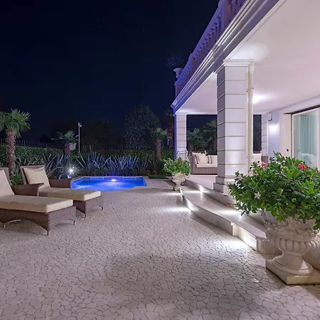 Luxury Lake-front Catullo By Whale Homes Apartment