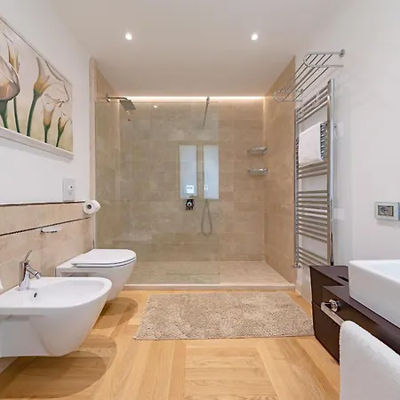 Luxury Lake-front Catullo By Whale Homes Apartment